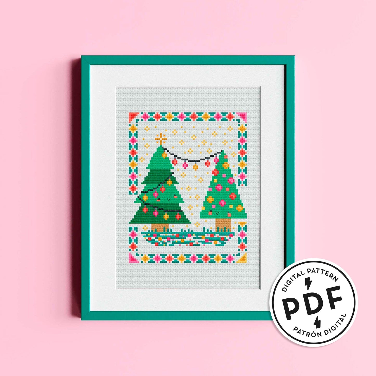 Esquema de punto de cruz en PDF para bordar dos árboles de navidad decorados con bolas y luces. Enmarcados con una cenefa de punto de cruz. Patrón de bordado moderno para navidad.