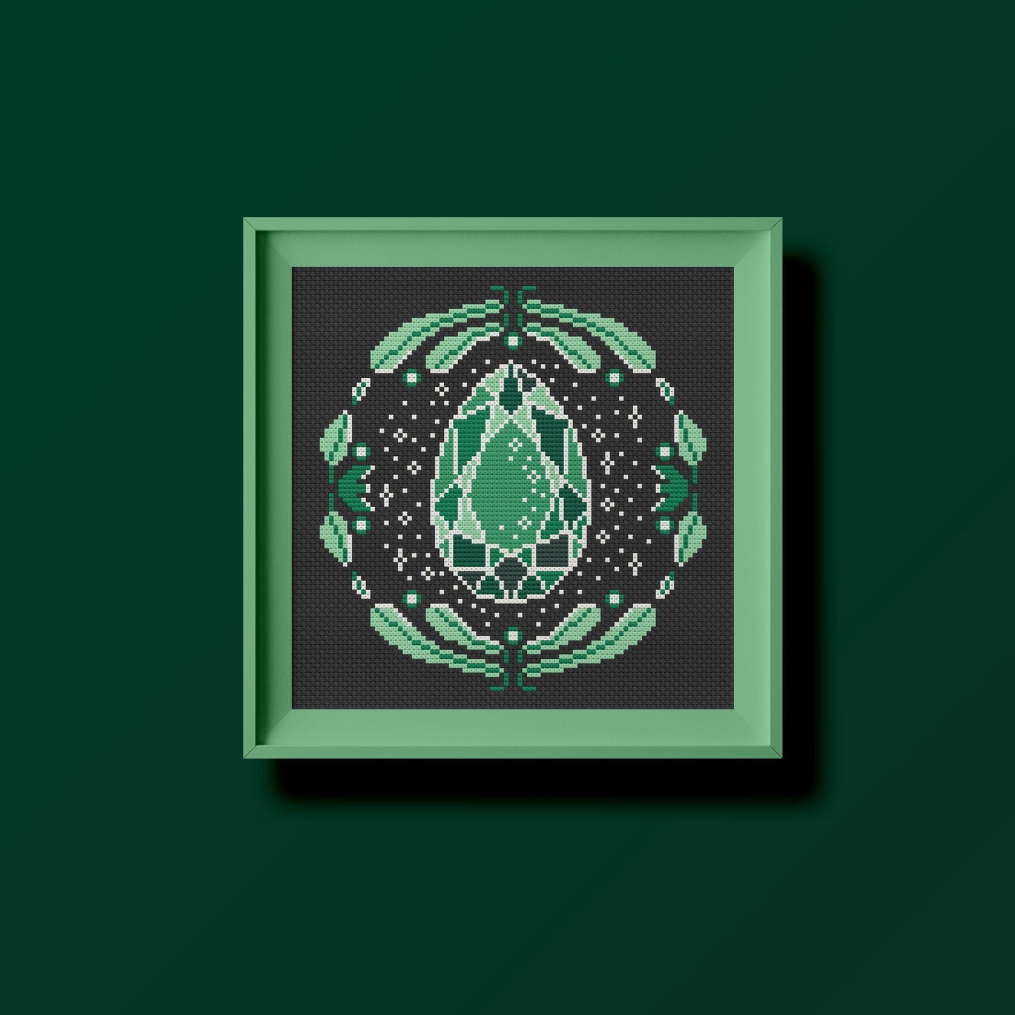 Esquema de punto de cruz en pdf de una pidera preciosa color verde con forma de gota. Decorado con flores, hojas y estrellas.
