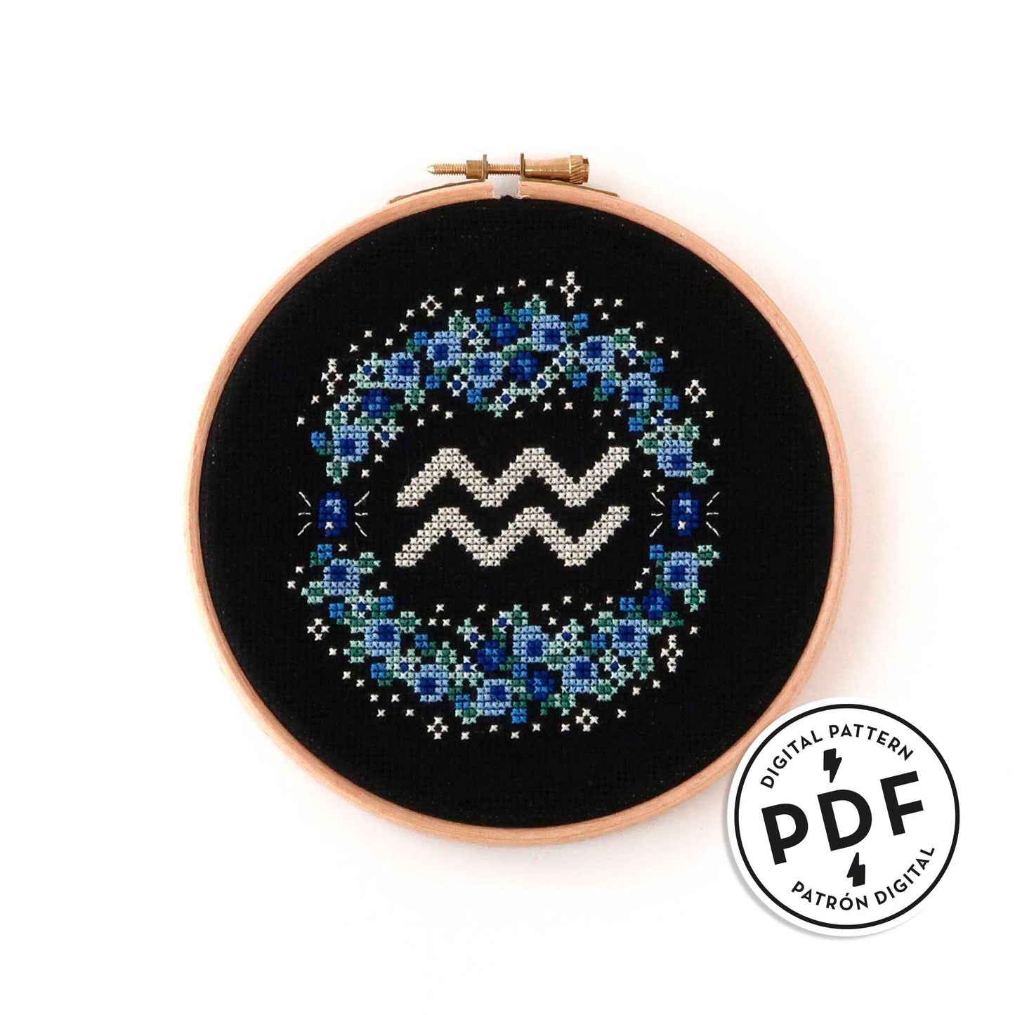 Patrón de punto de cruz en PDF con el signo de Acuario rodeado de flores en tonos de azul. Signo del zodíaco de punto de cruz moderno y redondo para enmarcar en aro de bordar.