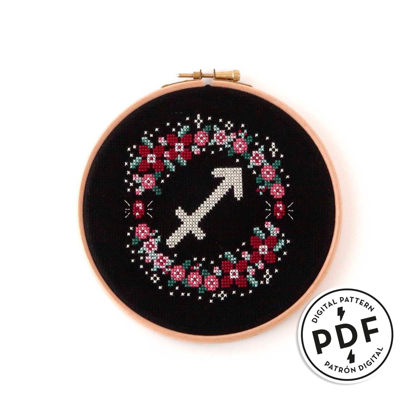 Patrón de punto de cruz en PDF con el signo de Sagitario rodeado de flores en tonos de malva. Signo del zodíaco de punto de cruz moderno y redondo para enmarcar en aro de bordar.