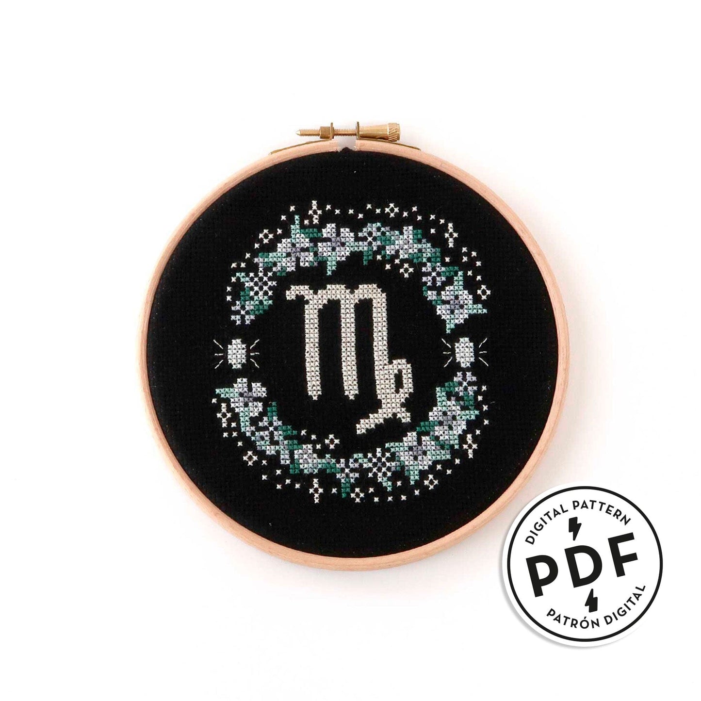 Patrón de punto de cruz en PDF con el signo de Virgo rodeado de flores en tonos de blanco. Signo del zodíaco de punto de cruz moderno y redondo para enmarcar en aro de bordar.