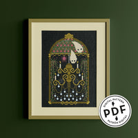 Esquema de punto de cruz "El candelabro de la casa encantada". Candelabro antiguo rodeado de macetas con plantas, fantasmas y telarañas y una araña rosa. Decorado con diseño de papel antiguo y de marco de estilo victoriano. Colores vintage.