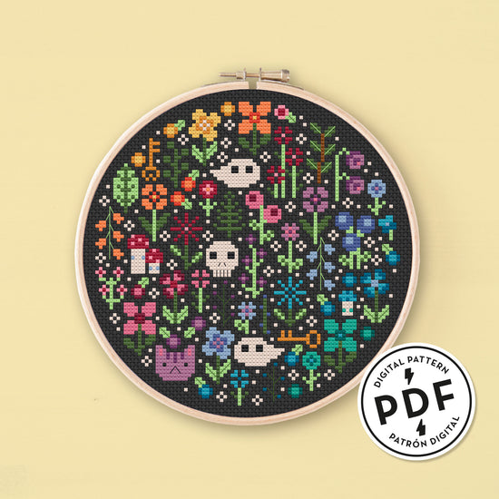 Muestra del Esquema de Punto de Cruz en PDF Mini Rainbow Garden. Bordado redondo de flores de colores del arcoiris, gatos, calaveras, fantasmas, setas y llaves. Punto de cruz sobre tela negra.